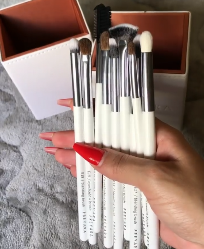 Kit Profissional de 15pcs de Pincéis de Maquiagem com Suporte Magnético, Branco