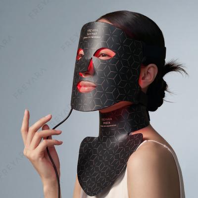 Tratamiento antienvejecimiento integral: máscara de silicona con terapia LED de cuatro colores. Reafirma y levanta la piel del rostro y el cuello, a la vez que ilumina la tez. Cuenta con 480 perlas LED.