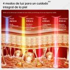 Tratamiento antienvejecimiento integral: máscara de silicona con terapia LED de cuatro colores. Reafirma y levanta la piel del rostro y el cuello, a la vez que ilumina la tez. Cuenta con 480 perlas LED.
