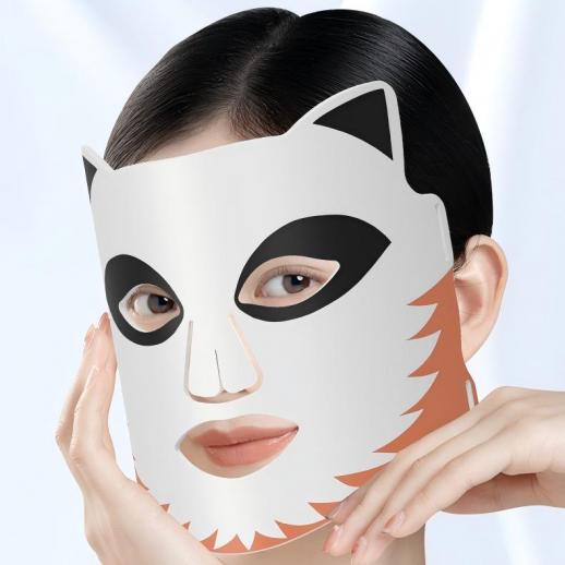 Máscara de fototerapia LED cuádruple con 276 luces LED. Ideal para usar después de tomar el sol en la playa, ya que proporciona una protección eficaz para la piel del rostro.