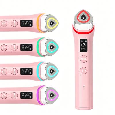 Este dispositivo profesional de electroporación LED EMS 6 en 1, importado, ayuda a reafirmar y tonificar la piel, favorece la absorción de sérums y la revitaliza. Permite tratar el acné y las arrugas en casa.
