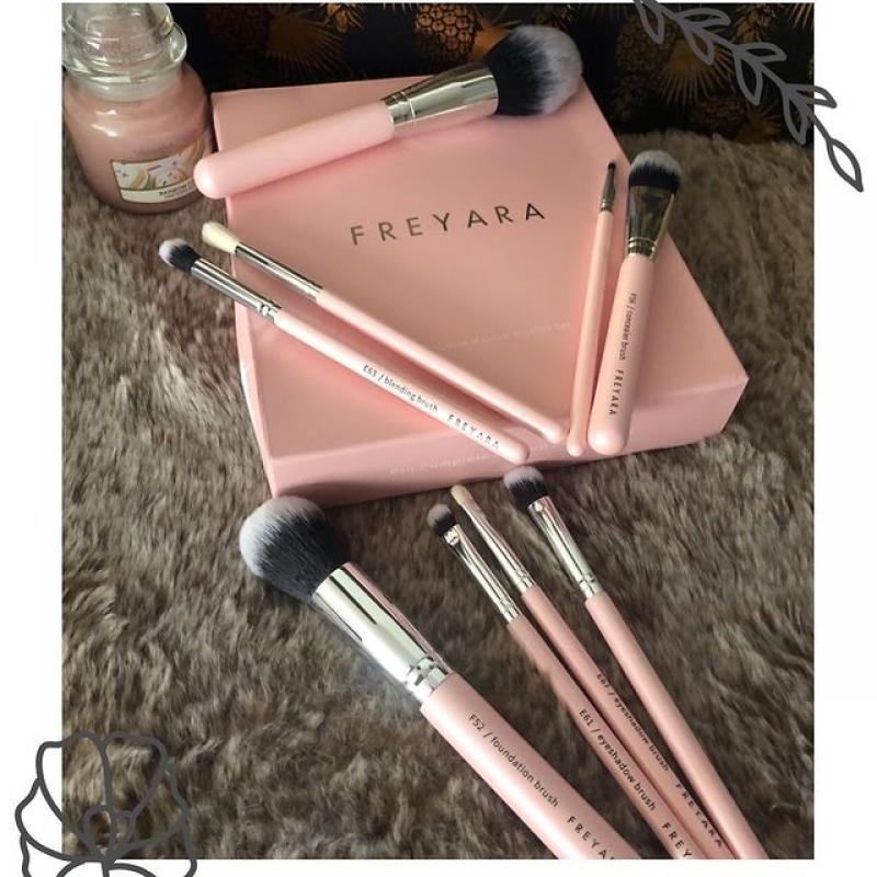 Kuas Makeup Profesional Set 25pcs Berkilau Warna Merah Jambu