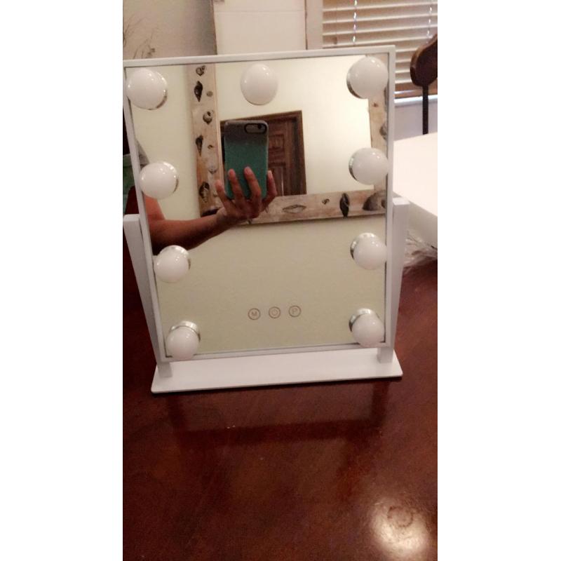 Cermin Rias Rias dengan Lampu LED