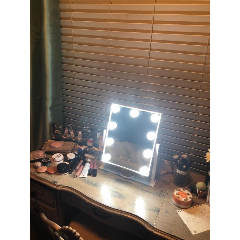 Cermin Rias Rias dengan Lampu LED