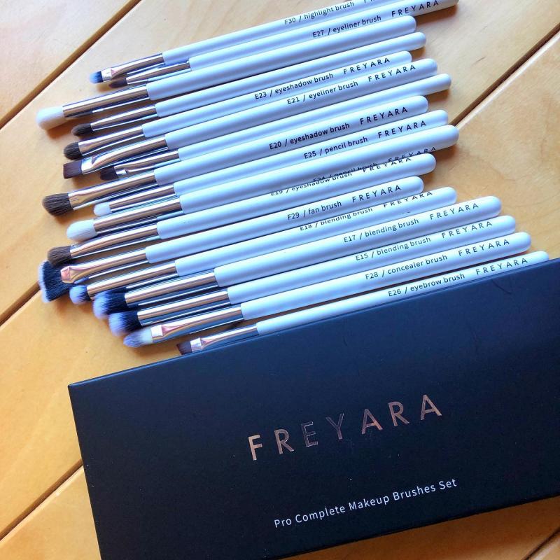 Göz Farı Fırçaları 17'li Set Beyaz Koyu Nude Göz Farı Paleti