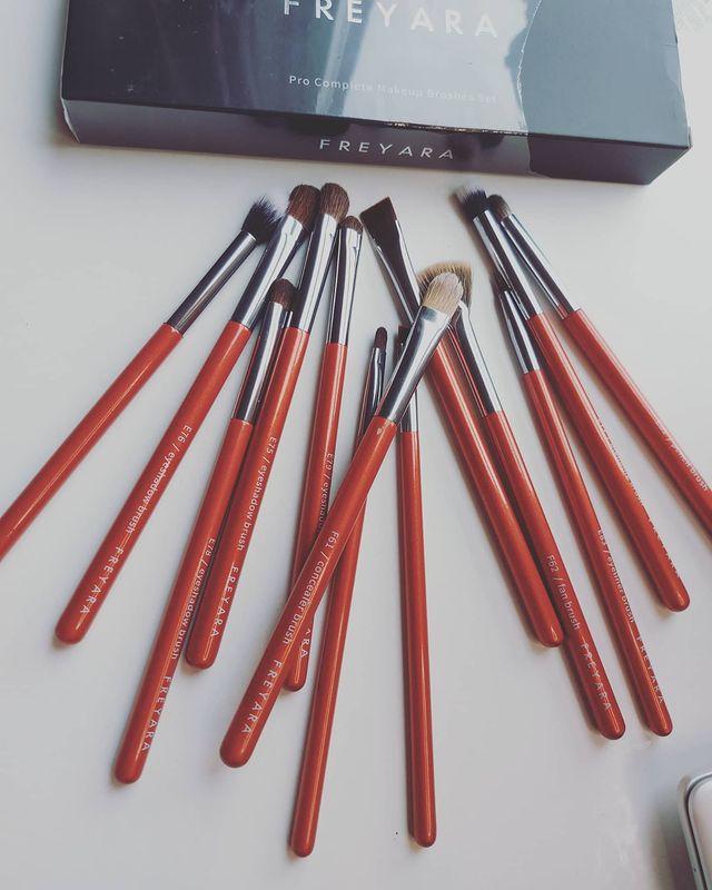 化粧筆アイシャドウ17本セット完全輝く赤