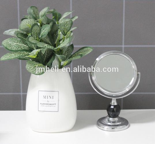 round magnifying mirror